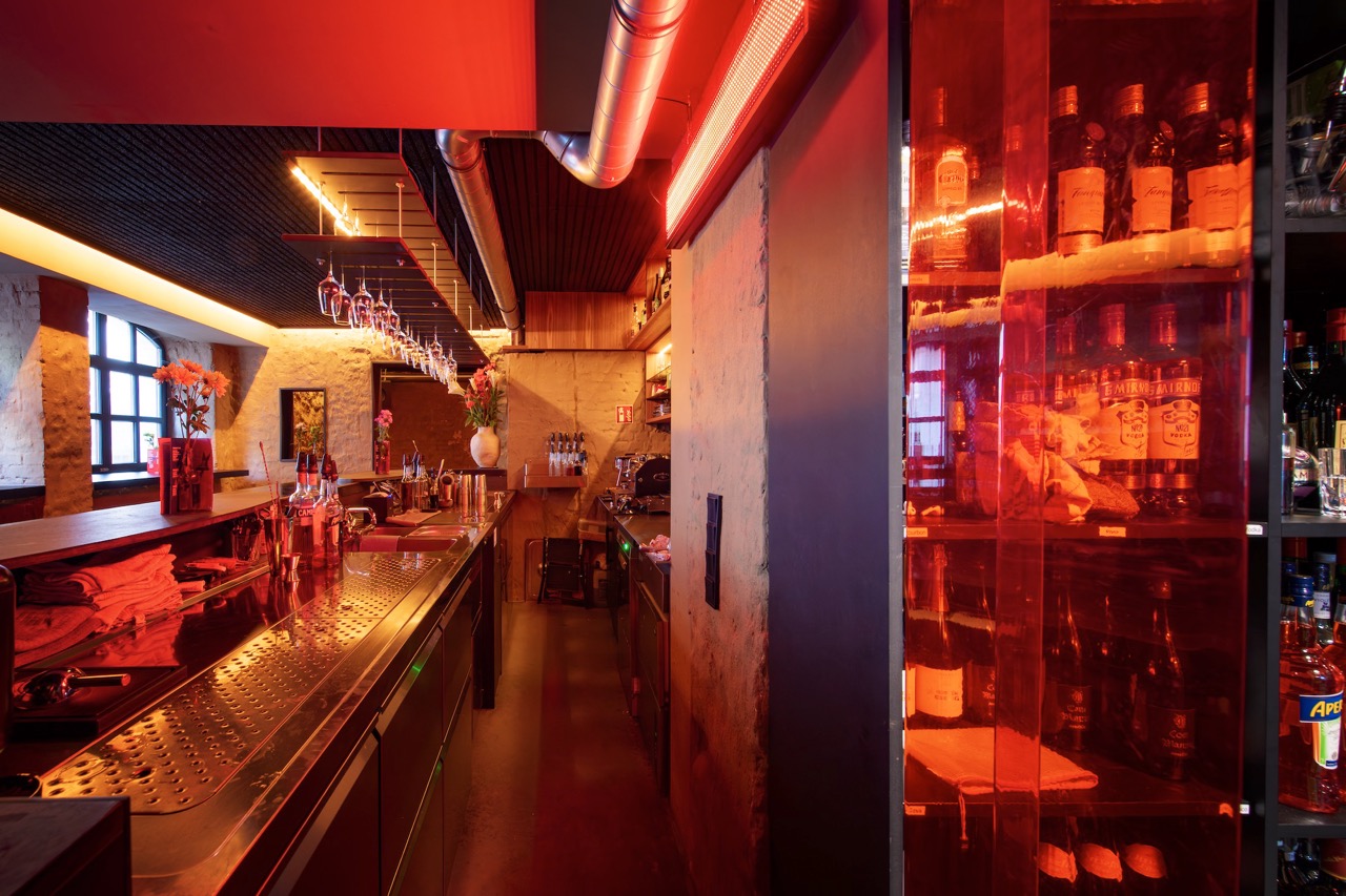Bar mit warmem Licht und Stein